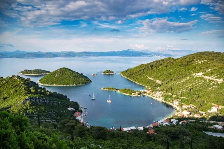 Erstaunliches Panorama der Prozuska luka auf der Insel Mljet.Kroatien