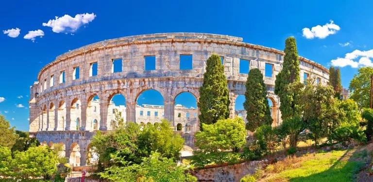Arena di Pola storico anfiteatro romano panoramc paesaggio verde vista
