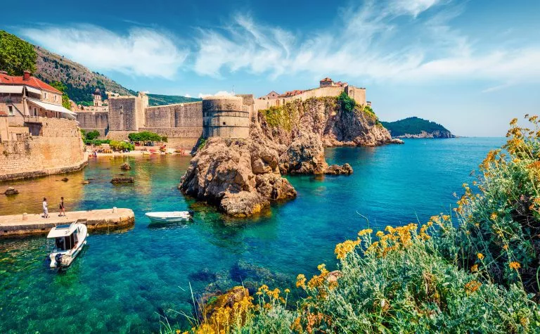 Attraente vista mattutina del famoso Forte Bokar nella città di Dubrovnik. Luminoso paesaggio marino estivo del mare Adriatico, Croazia, Europa. Bellissimo mondo di paesi mediterranei.