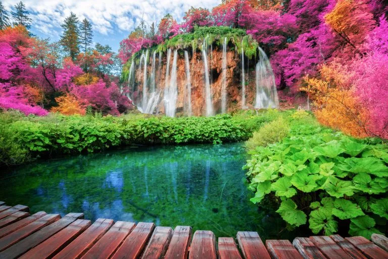 Schöner Holzpfad für Naturtrekking mit Seen- und Wasserfalllandschaft im Nationalpark Plitvicer Seen, UNESCO-Weltnaturerbe und berühmtes Reiseziel in Kroatien.