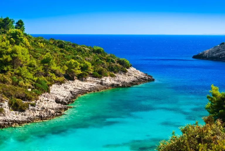 Blauwe lagune, paradijselijk eiland. Adriatische Zee van Kroatië, Korcula