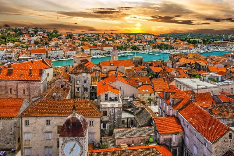 Croazia, vista del tramonto della città di Trogir, destinazione turistica croata.