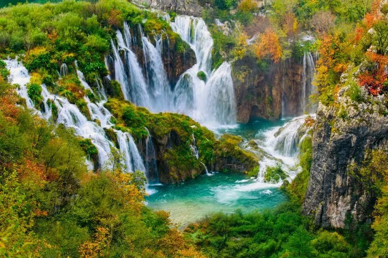 Vista dettagliata delle bellissime cascate sotto il sole nel Parco Nazionale di Plitvice, Croazia