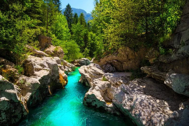 Smaragdgrüner Fluss Soca mit schöner enger Schlucht, Bovec, Slowenien