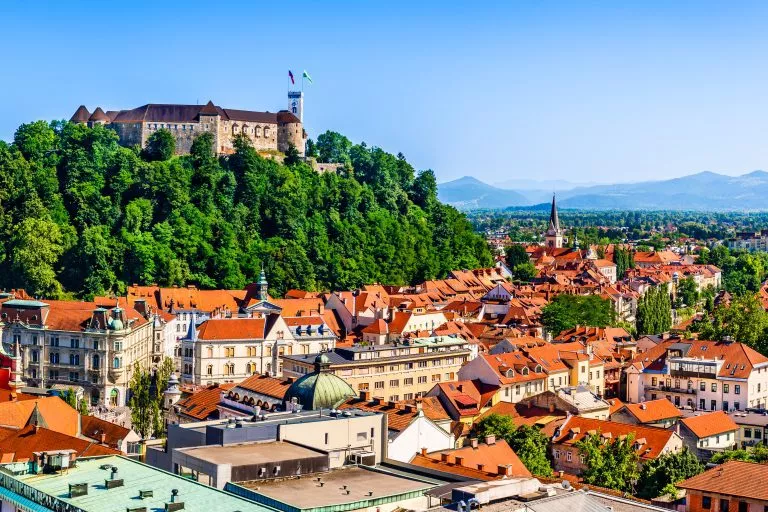 Oude stad en het middeleeuwse kasteel van Ljubljana bovenop een bosheuvel in Ljubljana, Slovenië