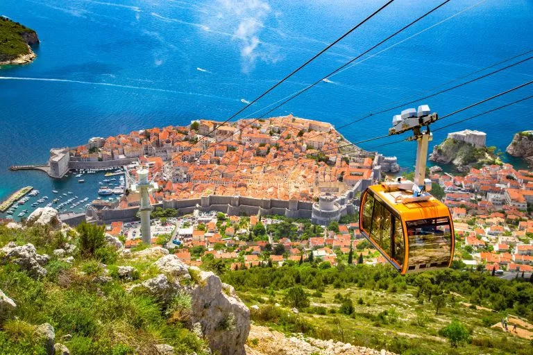 Vieille ville de Dubrovnik avec le téléphérique qui monte à la montagne Srd, Dalmatie, Croatie