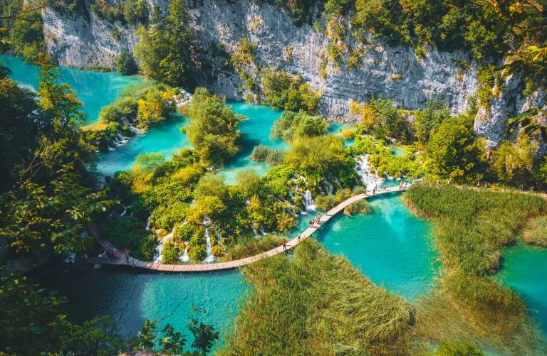 Vue paisible sur les chutes d'eau paradisiaques du parc national des lacs de Plitvice. Station balnéaire célèbre en Croatie.