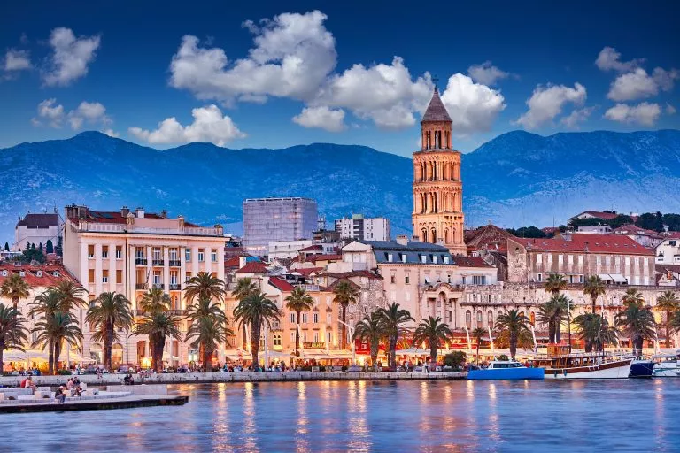 Split, Kroatien. Blick auf Split - die zweitgrößte Stadt Kroatiens bei Nacht. Das Ufer der Adria und der berühmte Palast des Kaisers Diokletian. Konzept des Reisens. Mittelmeerländer.