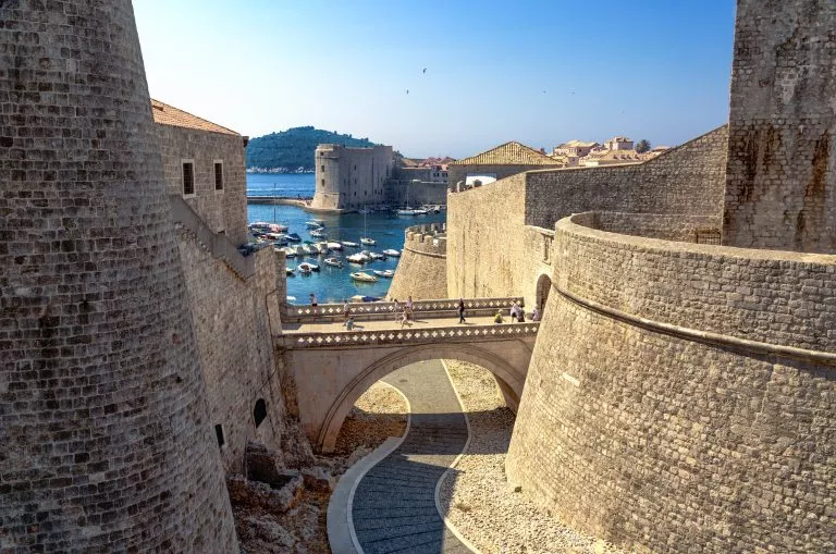 Stad Dubrovnik met uitzicht op haven en brug