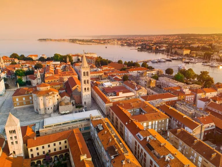 Zadar vue d'en haut à l'échelle